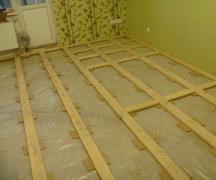 Pavimento in laminato su pavimento in legno: l'installazione fai-da-te è possibile!