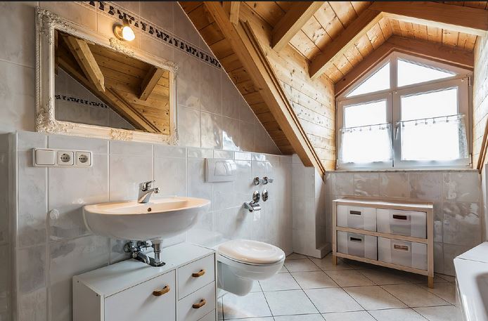 Interiør af et badeværelse i et hus fra et bjælkehus. arbejd med ... Badeværelse i træhus