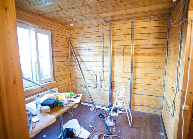 Interiør af et badeværelse i et hus fra et bjælkehus. arbejd med ... Badeværelse i træhus